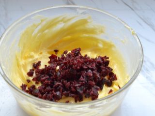 7、蔓越莓饼干,倒入蔓越莓干