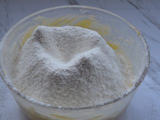 8、蔓越莓饼干,过筛入低筋粉