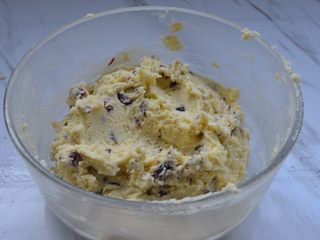 9、蔓越莓饼干,用刮刀拌匀混合