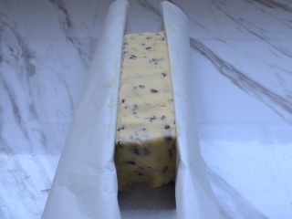 11、蔓越莓饼干,再倒入面团整形，放冰箱冷冻半小时成型