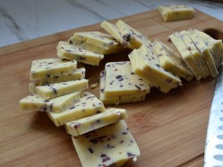 12、蔓越莓饼干,冷冻结束后，用刀切适量薄厚的饼干胚