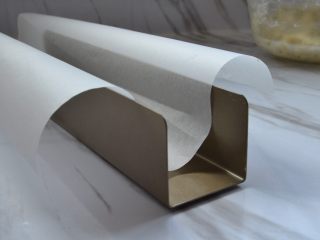 10、蔓越莓饼干,先折好油纸放入饼干模具