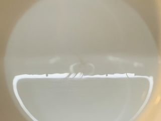 1、狂野番茄芝士薄底披萨,准备温水兑开酵母。