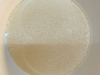 2、狂野番茄芝士薄底披萨,倒入酵母。