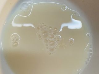 3、狂野番茄芝士薄底披萨,搅拌均匀静置2分钟。