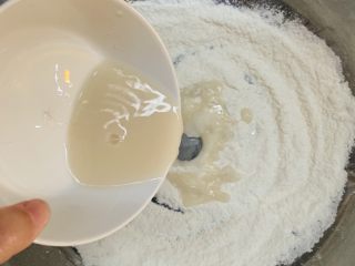 9、狂野番茄芝士薄底披萨,酵母水倒入面粉中。