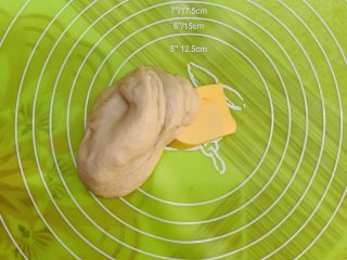 13、狂野番茄芝士薄底披萨,面团移至案板。