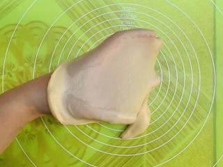 16、狂野番茄芝士薄底披萨,揉出完整手套膜，跟着步骤来最多3到5分钟一定出膜。