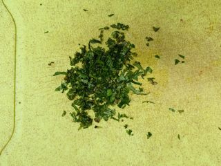 21、狂野番茄芝士薄底披萨,切末备用。