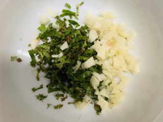 23、狂野番茄芝士薄底披萨,碎末一起放小碗里。