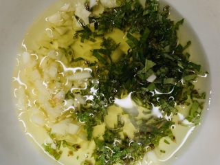 24、狂野番茄芝士薄底披萨,加入食用油，没有橄榄油我用食用油代替，没毛病。