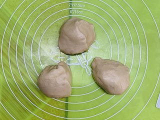 29、狂野番茄芝士薄底披萨,揉搓排气分成三份。