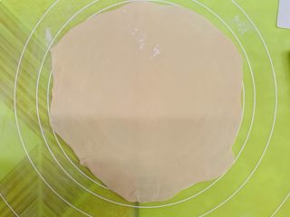 32、狂野番茄芝士薄底披萨,剩下的面剂擀开成薄片，大概9寸。案板上有尺寸。