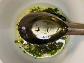 34、狂野番茄芝士薄底披萨,前边配料里的油勺起来。