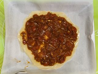 36、狂野番茄芝士薄底披萨,加入番茄酱。我在首页里有做法，就是这个作品往下一个。用普通的也行。