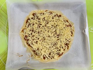 37、狂野番茄芝士薄底披萨,铺上芝士碎。