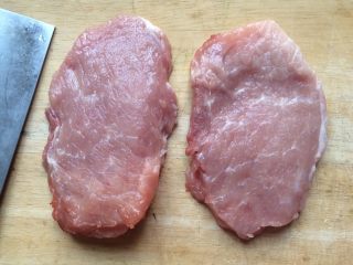 2、香酥黄金炸猪排,猪肉切片