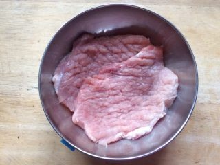 5、香酥黄金炸猪排,放入一个碗中