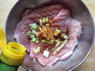 9、香酥黄金炸猪排,加适量料酒去腥味