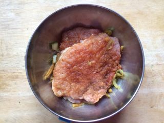 11、香酥黄金炸猪排,用手抓匀，放置腌入味