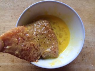 14、香酥黄金炸猪排,接着裹上一层鸡蛋液