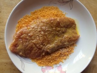 15、香酥黄金炸猪排,最后裹上一层面包糠