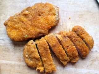 18、香酥黄金炸猪排,切小块