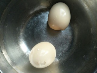 1、芝士蛋吐司,鸡蛋蒸熟去壳