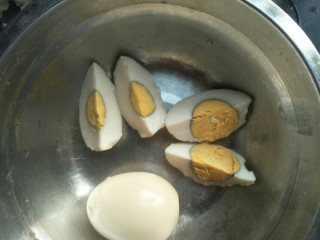 2、芝士蛋吐司,切成自己喜欢的大小。