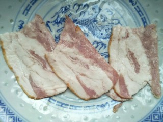 3、芝士蛋吐司,培根切三份