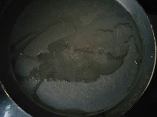 4、芝士蛋吐司,平底锅放油烧热