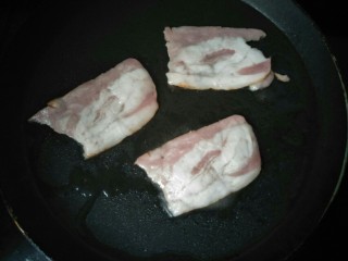 5、芝士蛋吐司,放入培根煎一会。