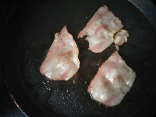 6、芝士蛋吐司,翻转过来煎另一面，培根煎熟后关火。