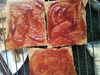 8、芝士蛋吐司,涂上蕃茄沙司