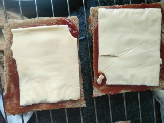 9、芝士蛋吐司,放上芝士片