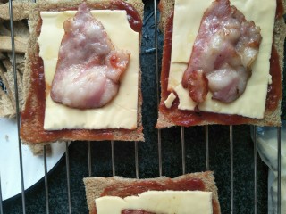 10、芝士蛋吐司,再放上煎好的培根