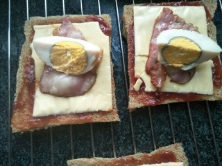 11、芝士蛋吐司,培根上放上鸡蛋