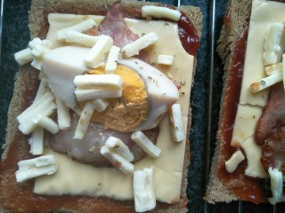 13、芝士蛋吐司,洒上披萨草