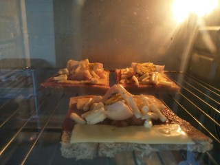 14、芝士蛋吐司,放入预热好的160度烤箱烤6分钟左右，烤箱温度根据自家的调节。