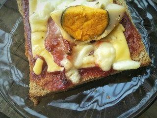 15、芝士蛋吐司,烤好的芝士蛋吐司稍放凉后就可以开吃了。