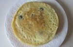 8、诱人的美式早餐-----蓝莓松饼,煎好的蓝莓松饼叠放在盘中;