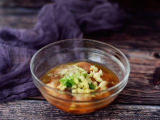 2、烤箱版鸡米花,把鸡胸肉洗净切成小块,加入葱姜蒜、料酒、蚝油、味极鲜酱油、花椒粉、胡椒粉、五香粉、孜然粉、鸡精、盐