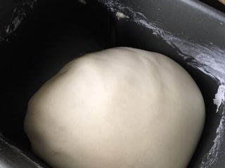 1、什锦披萨,面饼所以材料放入面包机和面，发酵