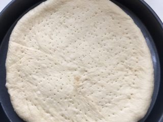 2、什锦披萨,发酵好取出，擀成圆饼，扎小眼，二次发酵