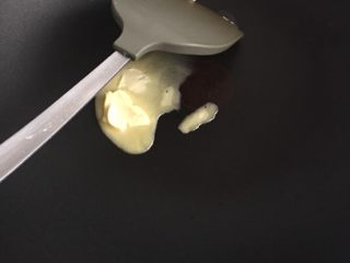 3、什锦披萨,趁发酵时间把蔬菜略炒一下，锅内黄油加热