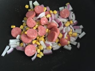 4、什锦披萨,把除金枪鱼罐头外所有蔬菜肉类炒到半熟加一点盐调味，备用