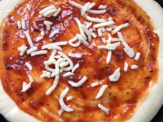 5、什锦披萨,发酵好取出，中间刷一层披萨酱，撒少许马苏里拉