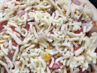 7、什锦披萨,上面撒厚厚一层马苏里拉芝士，饼皮边缘刷一层植物油