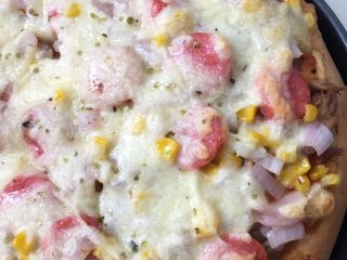 8、什锦披萨,烤箱预热200度，中层烤20分钟出炉