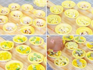 4、迷你披萨/咸味蛋挞,把口蘑撒在蛋挞皮里，喜欢披萨味的先在挞皮四周刷一层番茄酱或披萨酱。接着撒一层奶酪盖住口蘑。再放毛豆，黄椒，虾仁。最上面撒一层厚厚的奶酪。